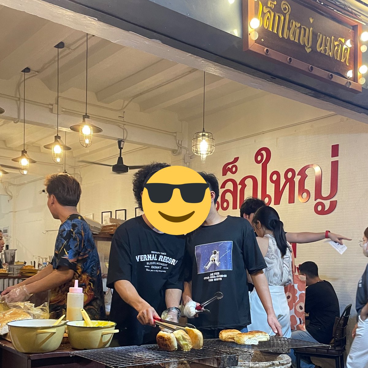 revieweveryth12's tweet photo. เล็กใหญ่ นมสด

ร้านนมนั่งชิลย่าน ฬ เป็นร้านนมสด หนมปังปิ้ง ปังเย็น ที่มีดนตรีสดค่ะคุณผู้โชมมมม! ฟังไม่ผิด ผ่านมาแถวนี้ต้องมีสะดุดตากันบ้าง ขนมเค้าก็อร่อย ปิ้งขนมปังกันต่อหน้าต่อตาเนี่ยแหละ ราคาปกติ ฟังเพลงไปกินไปเมานมสดกันเพลินๆเลยจย้าาา 

📍บรรทัดทอง
#อร่อยไปแดก #รีวิวคาเฟ่ https://t.co/Kfme1nzXSP
