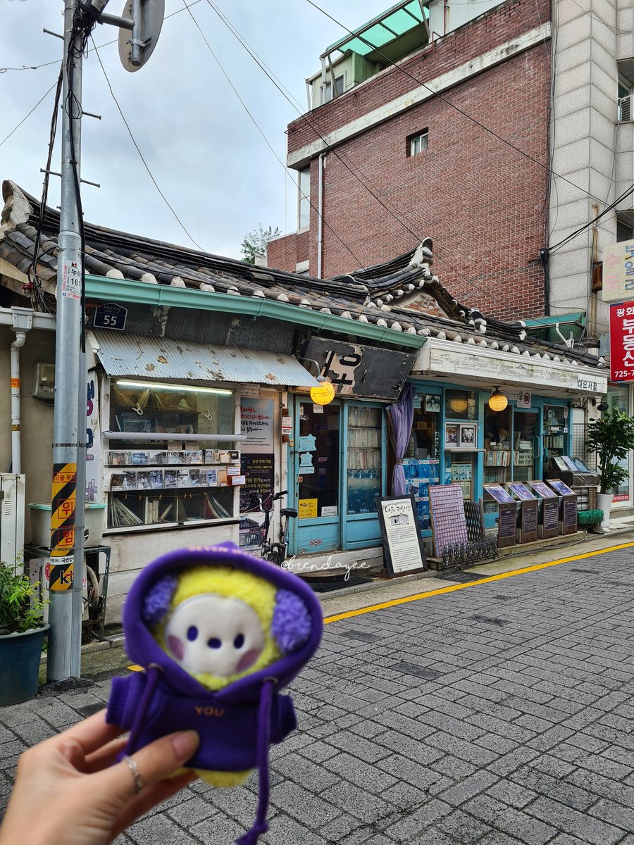 brendayee's tweet photo. Back here again for some much needed joonie comforting 🐨💜
One of my must-go-to spots whenever I'm in Seoul.
📍대오서점 Daeo bookstore
🔗https://t.co/gKjtoUbbss
#방탄투어 #bangtantour
#Daeo #Seochon #OldSeoul
#chimdaily #침데일리 #kimchidiaries
#chimmyinseoul2022 https://t.co/zoNER54J6c