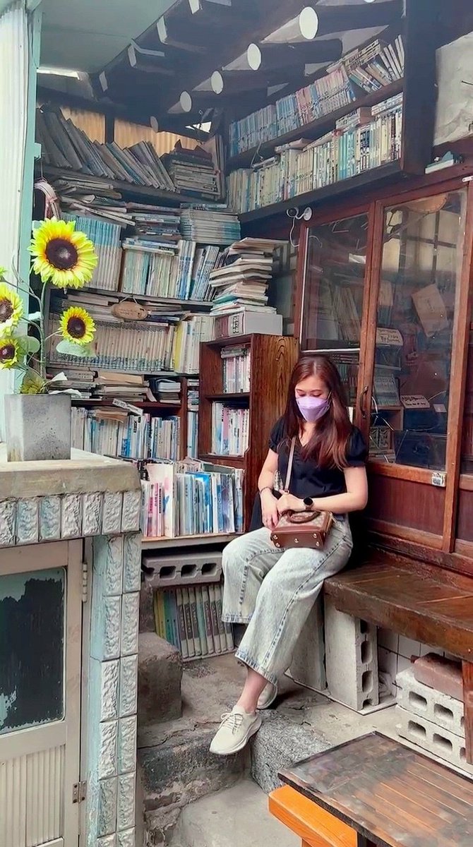 brendayee's tweet photo. Back here again for some much needed joonie comforting 🐨💜
One of my must-go-to spots whenever I'm in Seoul.
📍대오서점 Daeo bookstore
🔗https://t.co/gKjtoUbbss
#방탄투어 #bangtantour
#Daeo #Seochon #OldSeoul
#chimdaily #침데일리 #kimchidiaries
#chimmyinseoul2022 https://t.co/zoNER54J6c