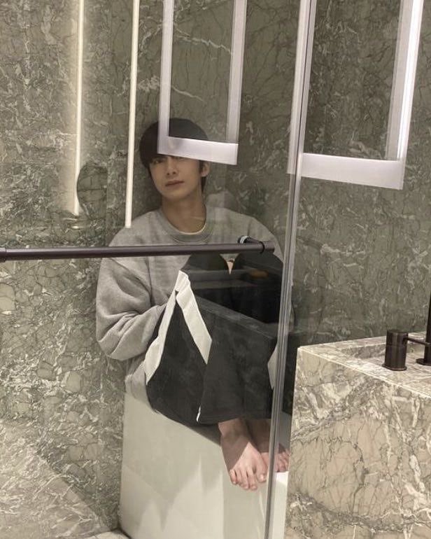 뢰알 남편같은 얼굴 
취해가지고 계속 저러고 앉아잇음 
이믽역이 영상 찍는데 
아저씨 나가시라고요 나 씻어야 한다고;;
요래도 멀똥멀똥 ..이러다
야 미냐가..우리 결혼 언제해 
아이미했다고 
근디 진짜..우리 낼모레 서른이여..진짜 해야돼.. 
;;;;;