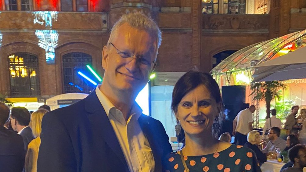 StefanSchenck's tweet photo. Geboren wurden meine Frau Stana und ich auf verschiedenen Seiten des #EisernerVorhang. #Glasnost &amp; #Perestroika waren daher nicht nur Voraussetzung für die deutsche und europäische, sondern auch für unsere ganz private Vereinigung.  
Danke, Michael #Gorbatschow!🖤 #RIPGorbi https://t.co/mk0gpqhoYt