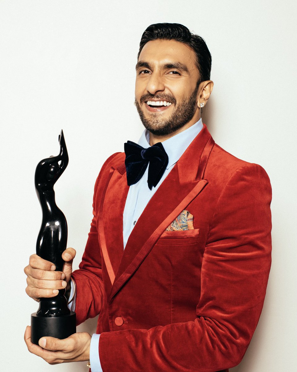 RanveerOfficial's tweet photo. What else we here for?
Best Actor 🏆 @filmfare #TheBlackLady 
… dedicated to ‘Kapil’s Devils’ ❤️ https://t.co/3GJgMcqQfA