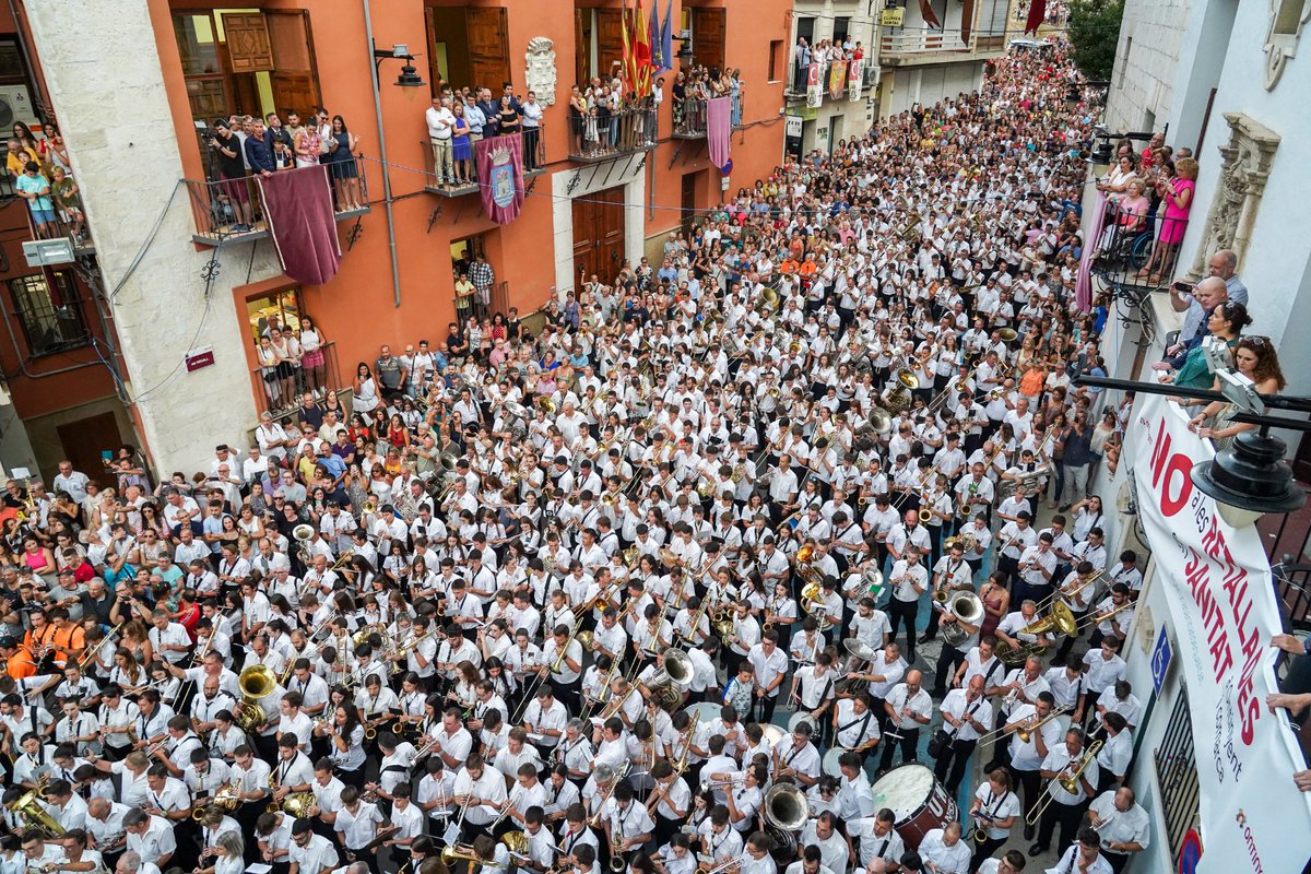 ajOntinyent's tweet photo. #micOnti22 El @chefjoseandres confesa a les xarxes estar meravellat per la interpretació de “Chimo” a Ontinyent
✅ El conegut cuiner comparteix a les seues xarxes el vídeo municipal de la interpretació conjunta de la marxa mora, que supera ja les 280.000 reproduccions https://t.co/2zaQWivzgM