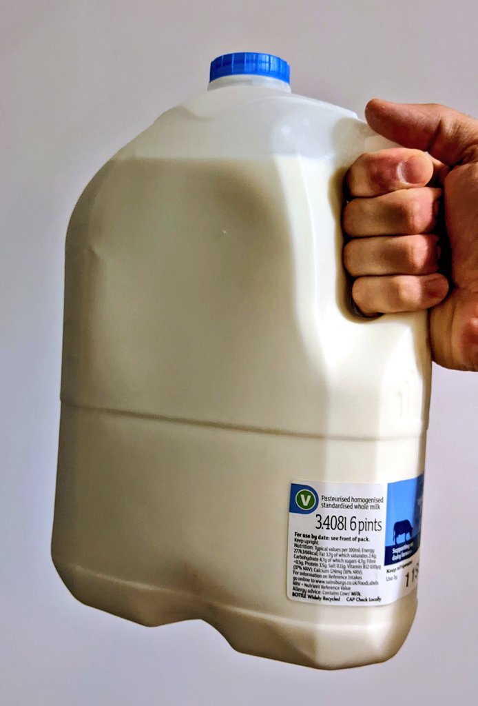 Qui es va inventar la necessitat d'envasar llet que aguanti 6 mesos?
La llet fresca permet fer servir envasos de vidre retornables i reutilitzables, envasos lleugers i monomaterials de gran format, o fins i tot la venda a granel. Adéu Tetra Pak, - residus i + fàcils de gestionar.