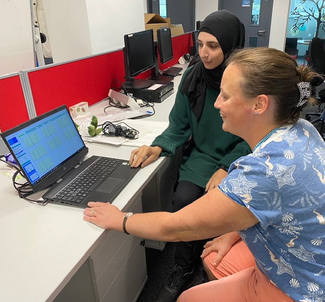 Techniquest's tweet photo. Fascinating visit to see Nuffield Research student Mariam @cubiosciences working on analysis of 🍓🍓🍓aromas linked to their longevity in cold storage conditions. Grateful to @ecologysarah & @cardiffuni for this fantastic opportunity #NuffieldSummer @STEMLearningUK @NuffieldFound https://t.co/ol4pXGODYh