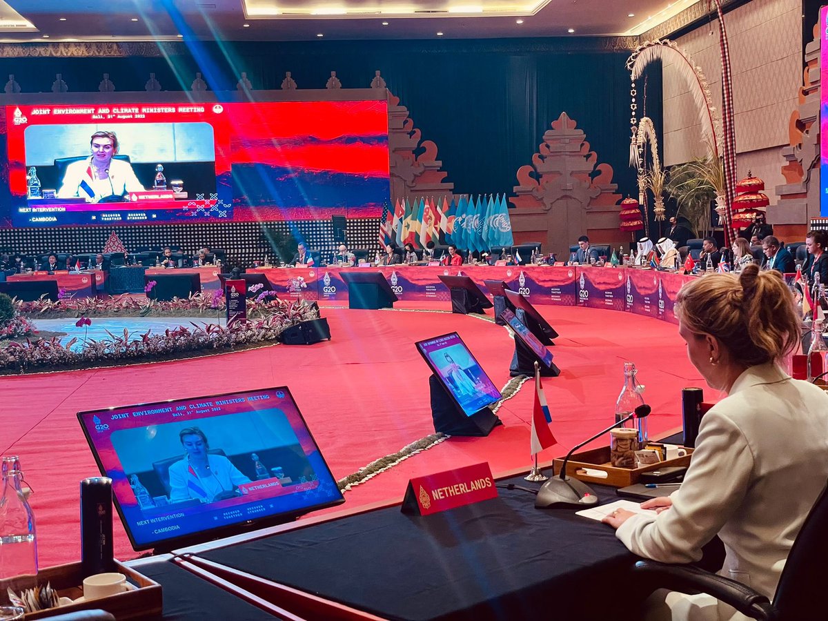 MinIenW's tweet photo. Om plastic soep en milieuvervuiling tegen te gaan, moeten we wereldwijd toe naar meer hergebruik van plastic producten en verpakkingen. Staatssecretaris @vivianneheijnen sprak op de G20 op Bali https://t.co/Z92OVR8jnr #G20Indonesia https://t.co/O9cRm06knA