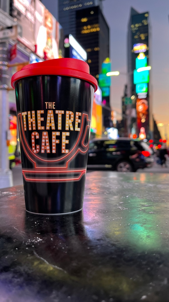 NYC, WE ARE ON OUR WAY 🍎✈️
Today our <a href="/RealJackMalin/">Jack Malin</a> is flying back out to NYC for some exciting meetings, to see some Broadway shows and to eat LOTS of pancakes!🥞
Put your show &amp; food recommendations below ⬇️ #TheatreCafeOnTour