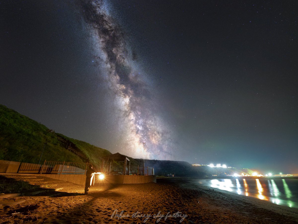 北海道の初山別村で撮った星空。
この日はペルセウス流星群が来ていた日で人もかなり多かったのを覚えてます。

人混みが苦手な私にとっては最高の場所でした。

是非、私の人生初星景ポトレ見てみてください🙇‍♂️