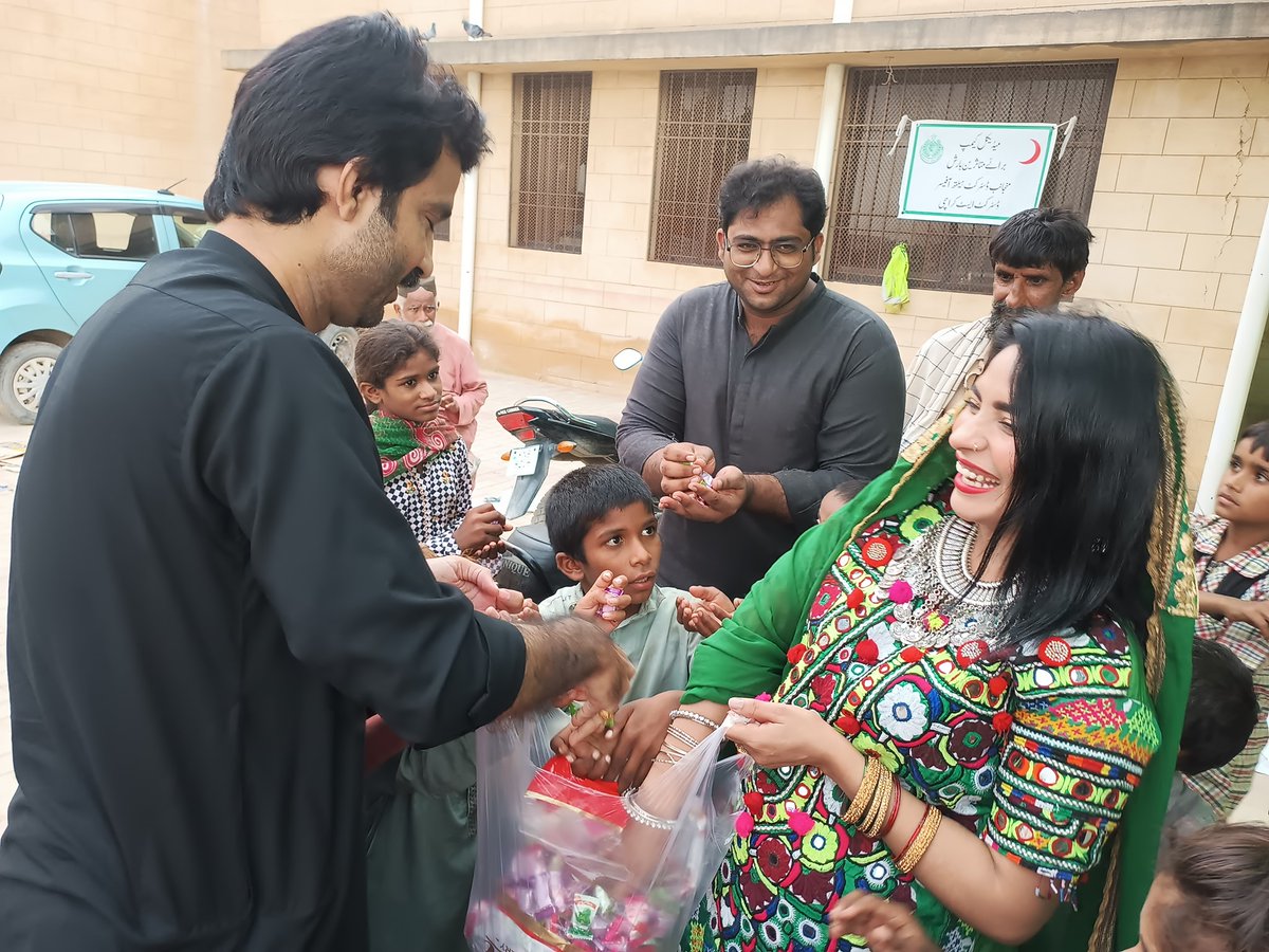 SindhMatters's tweet photo. روبی علی کی ریلیف کیمپ میں سیلاب متاثرین کے سامنے پرفارمنس کرنے پر تعریفیں
اداکارہ کی پرفارمنس کی ویڈیوز دیکھیں: https://t.co/I831V4jmBr
#RubiAli #Sindhfloods #SIndhMatters https://t.co/NOGAU0NEAt