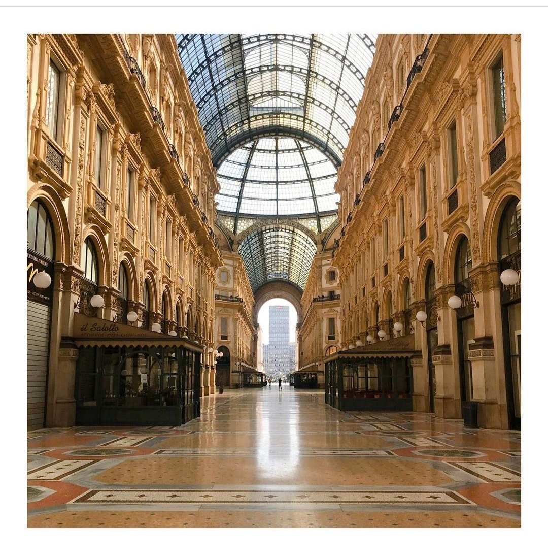 LilyBartWorld's tweet photo. Valentina - l'héroïne de 'Stella' - a beau détester faire du shopping, elle adore la Galleria Vittorio Emanuele... pour son architecture, oui, mais avant tout pour la pâtisserie historique Marchesi qui s'y trouve. 🌈
#roman #romanceff #romance #gay #lesbienne #LGBT #lecture https://t.co/1Ixw7XGRio