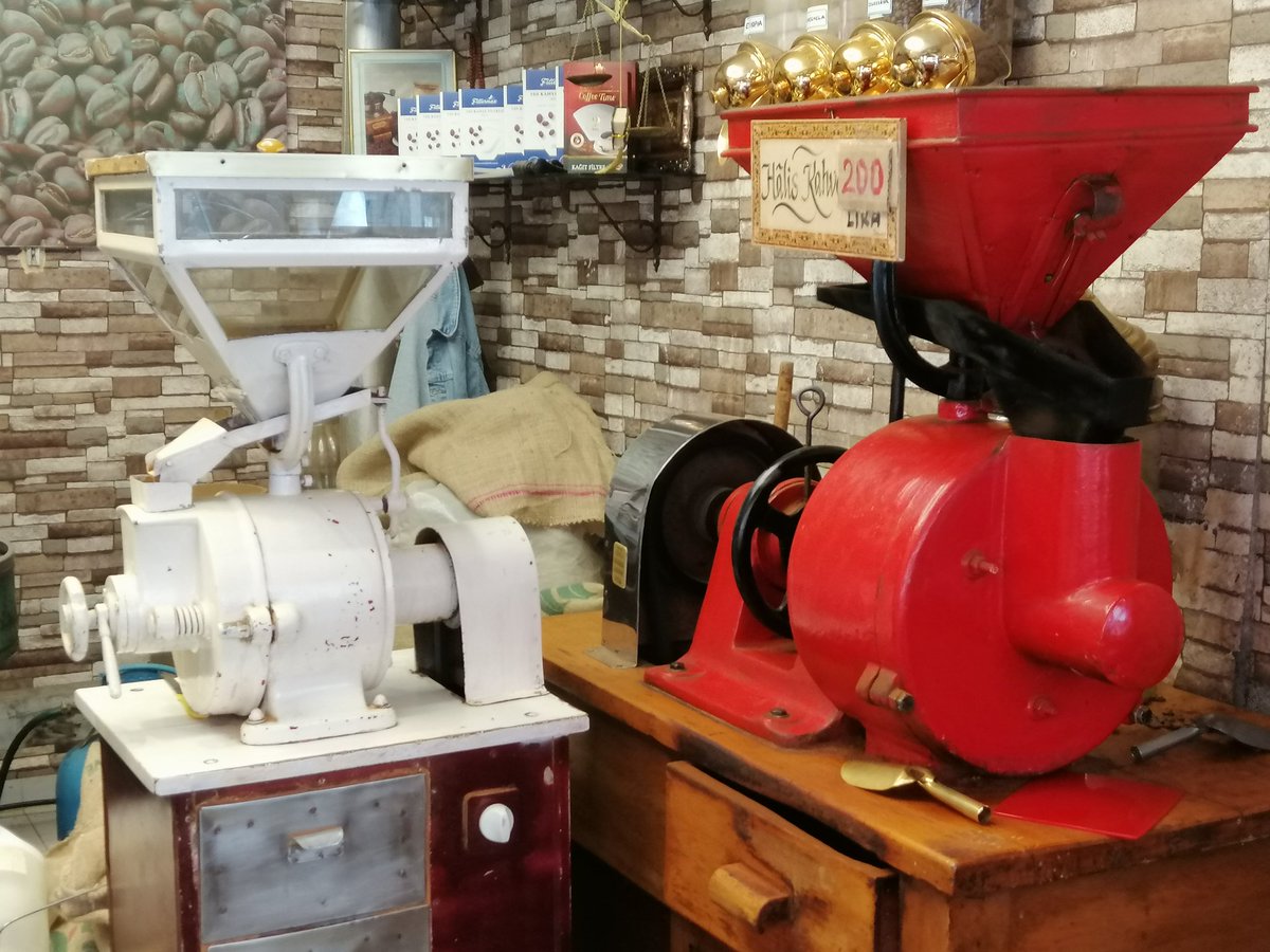 Malta kurukahvecisi. Dükkanın sahibi Selim babasından el almış son derece beyefendi bir esnaf. Kahvesi de sohbeti de pek güzeldir. Ayrıca güzel filtre kahve, capuccino da yapar. Türk kahvesi her daim tazedir. Tavsiye ederim
#İstanbul <a href="/slimdnmz/">maltakurukahvecisi</a>