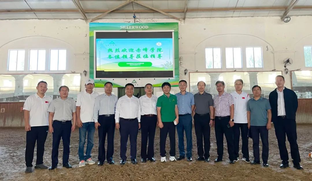CRAchinaracing's tweet photo. Chifeng Institute president Wang Huaidong and party secretary Liu Wang Hu together with Yue Gaofeng, secretary-general of China Horse Industry Association visited Beijing Xiwu Equestrian Club. The three parties signed the agreement on equine rehabilitation cooperation. https://t.co/puVxhnSx1e