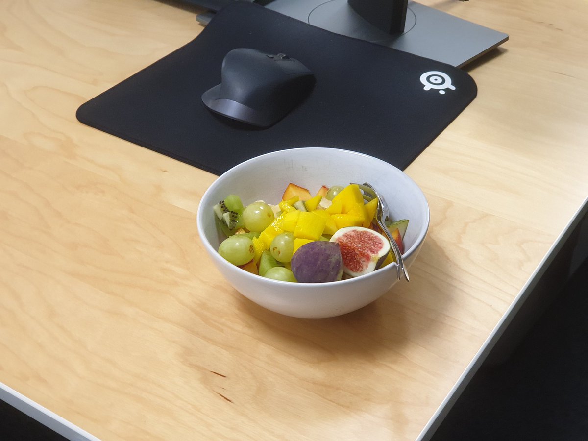 knappi79's tweet photo. Gerade in Büro bri @cooseaner angekommen. Der Obstsalat steht schon auf dem Tisch. 😍🫒🥝🍌🍍🥭 https://t.co/m0ozUUZxOY