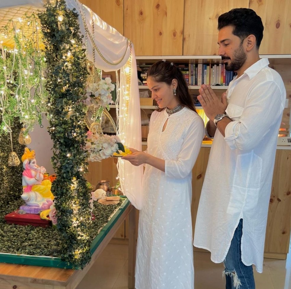 FifafoozTv's tweet photo. #Rubinav Perform Ganpati Puja at their home ❤️
.
.
.#RubinaDiIaik #Abhinavshukla #RubiHolics #abhinavshuklafc #rubinavforever https://t.co/G6skyneajD