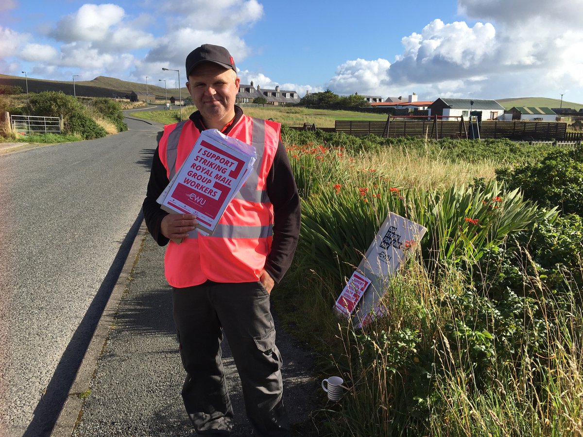 Today @RoyalMail staff strike for second day over pay. Last week on Unst, (UK’s most northerly isle) a lone postal worker showed solidarity. #RoyalMailStrikes are fully understandable and important to support

 @CWUnews @RMTunion #ThumbsUpForYourPostie #FoodbankPhil @BBCBreakfast