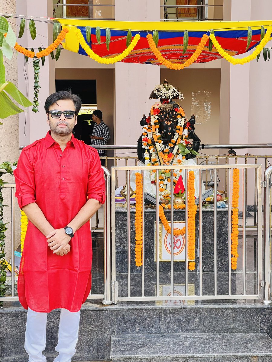 actorbulu's tweet photo. 🙏🏻Ganesh Chaturthi https://t.co/aIHokExMxi