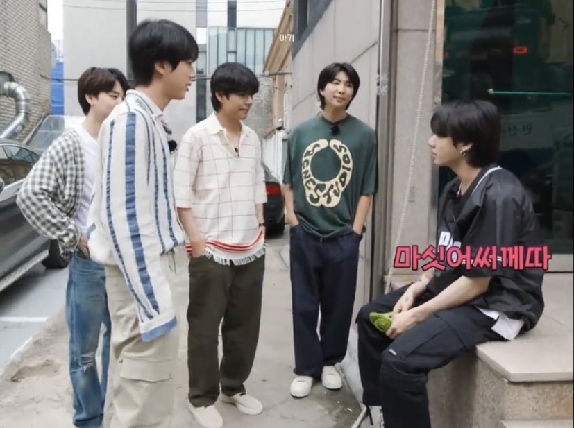:คนนี้แหละ ที่หยิบโค้กขวดสุดท้ายในตู้ไปอะ หนูเขียนจองไว้แล้วเนี่ย

:เอ็งเขียนว่า

:โค้กของฉัน