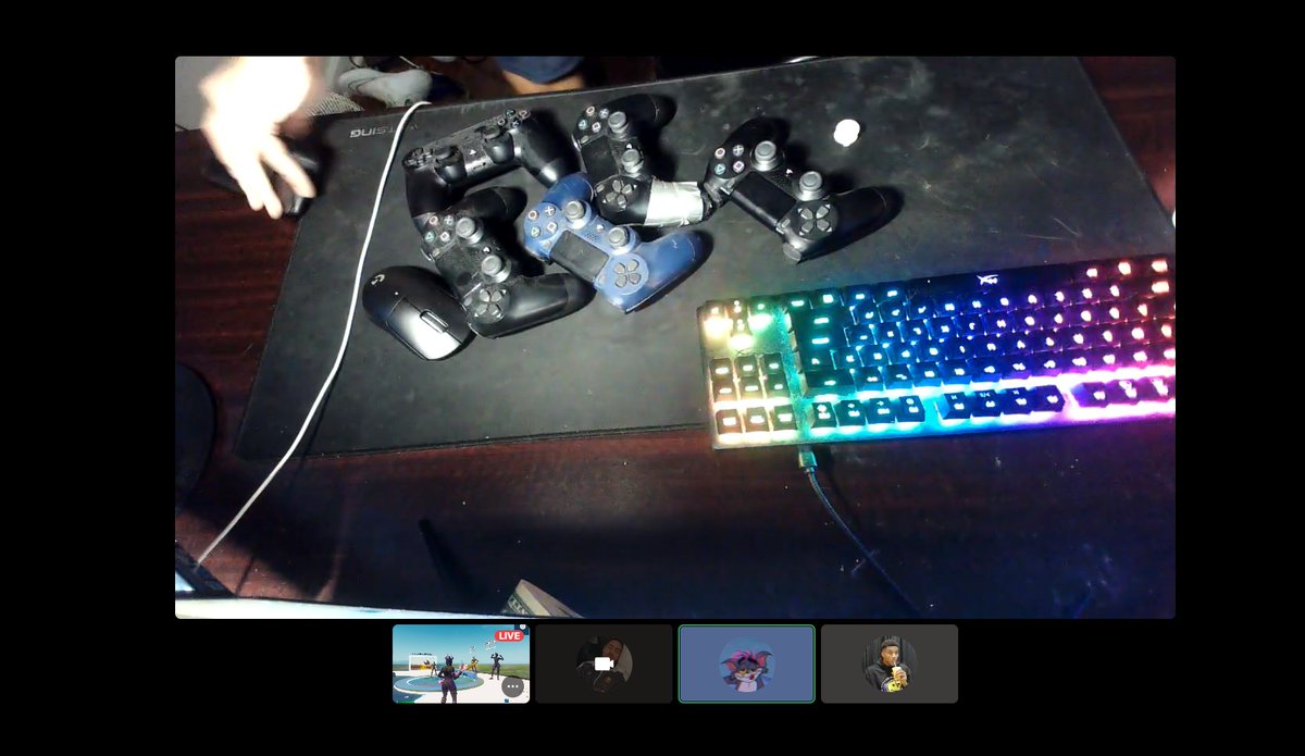 anyone trynna buy a controller??? hit up my boy <a href="/boeski_/">Boeski</a>