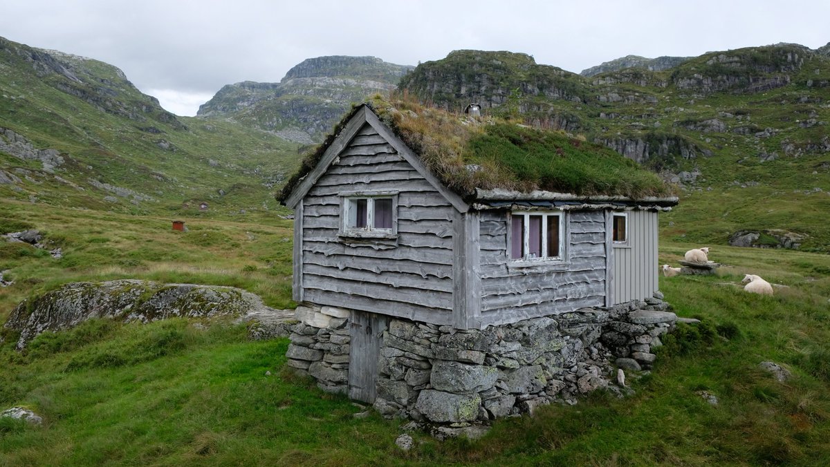 HugoMark01's tweet photo. Cabin with extension and the food is already on the table. https://t.co/QJ78K8zgwx