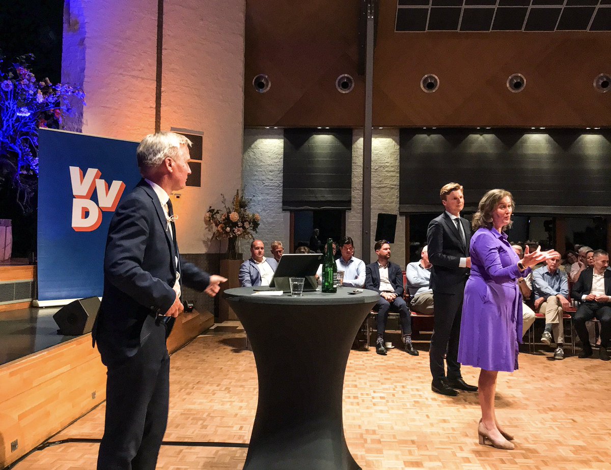 Gisteravond een constructief gesprek gevoerd met #VVD leden, <a href="/rubenbrekelmans/">Ruben Brekelmans</a> en <a href="/StasJenV/">Claudia van Bruggen</a> over de asielcrisis. Van oplossingen voor het beperken van de asielinstroom tot het bouwen van flexwoningen. Genoeg stof om werk van te maken.