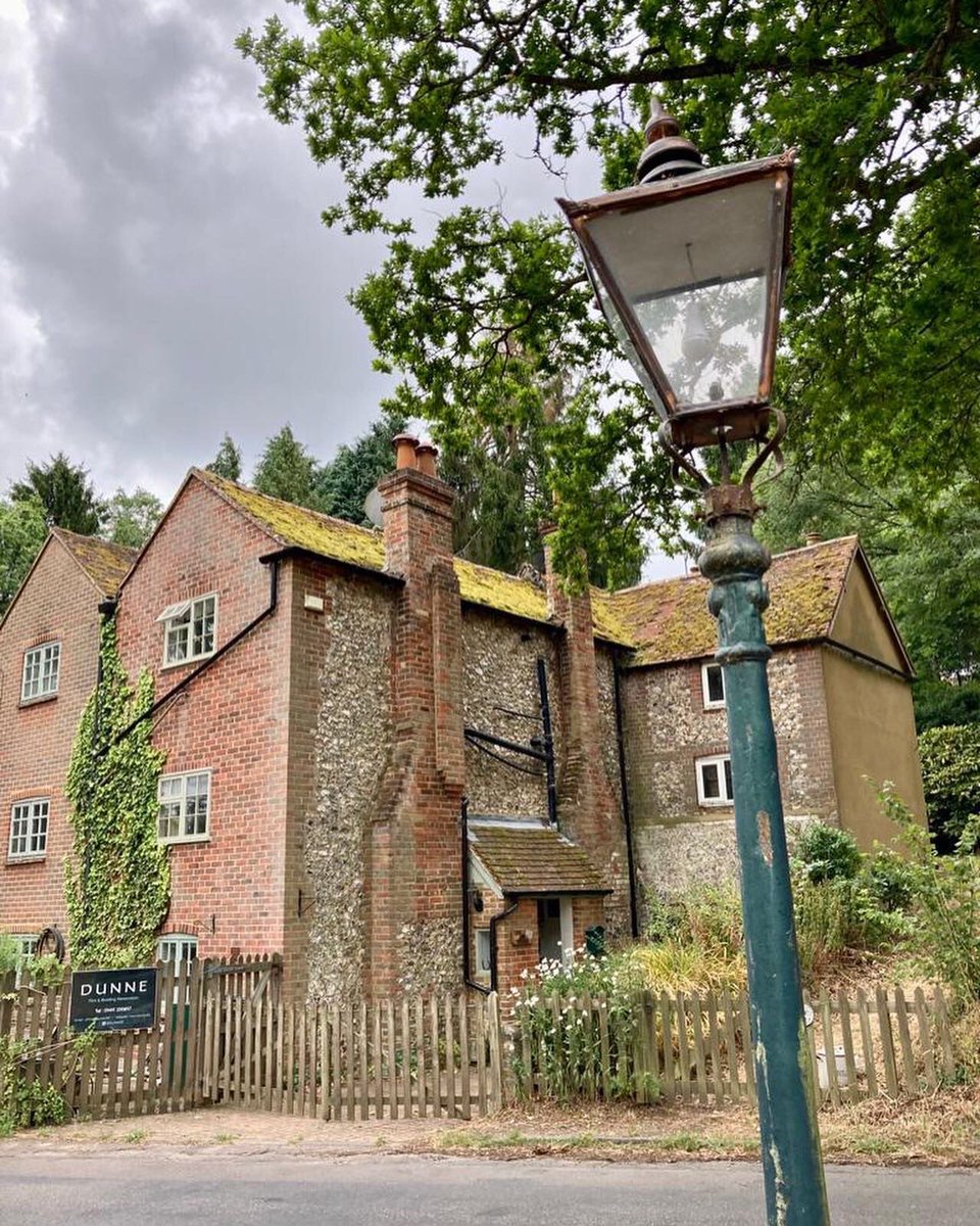 dunne_ltd's tweet photo. Originally a woodsman’s cottage in Pishill in the chilterns, we’ve raked out all the cement pointing, repaired and rebuilt any missing flints and spalled brickwork and given the roof a spruce up.#Flint #flintwalls #FlintWall #Repair #KnappedFlint #Knapped #repointing https://t.co/a6uFaVgGGj