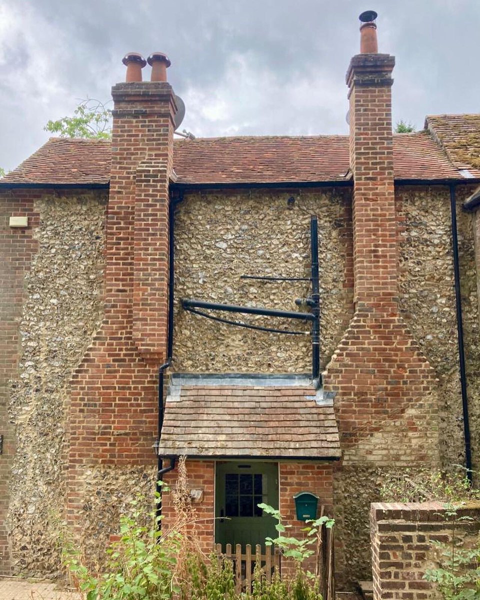 dunne_ltd's tweet photo. Originally a woodsman’s cottage in Pishill in the chilterns, we’ve raked out all the cement pointing, repaired and rebuilt any missing flints and spalled brickwork and given the roof a spruce up.#Flint #flintwalls #FlintWall #Repair #KnappedFlint #Knapped #repointing https://t.co/a6uFaVgGGj