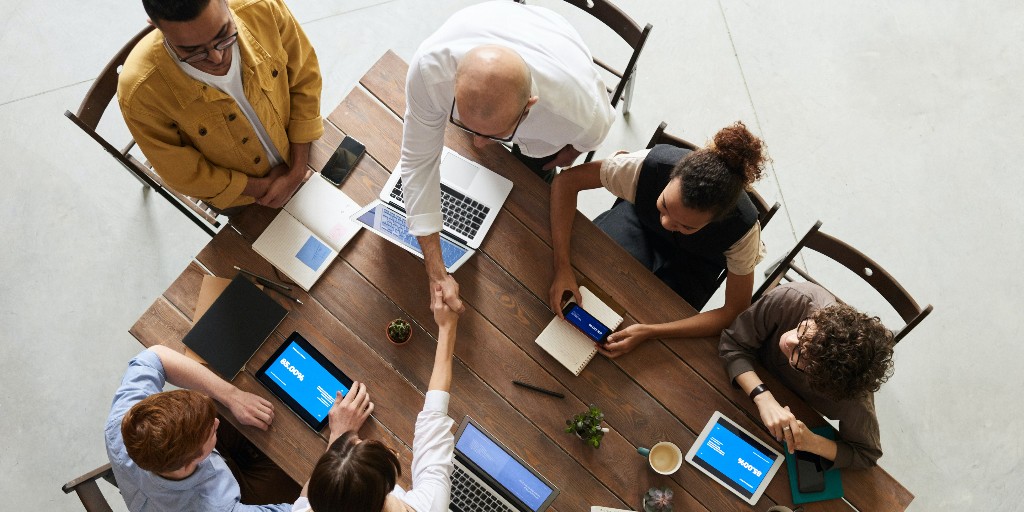 MHFAEngland's tweet photo. Are you a manager looking to support your team or a HR professional looking to improve your wellbeing strategy?
Discover ten mental health statistics and what you can do about them: https://t.co/bYxUMUphPQ
#HRProfessional #LineManagement #Management #MentalHealthAwareness https://t.co/fI6W6of9tK