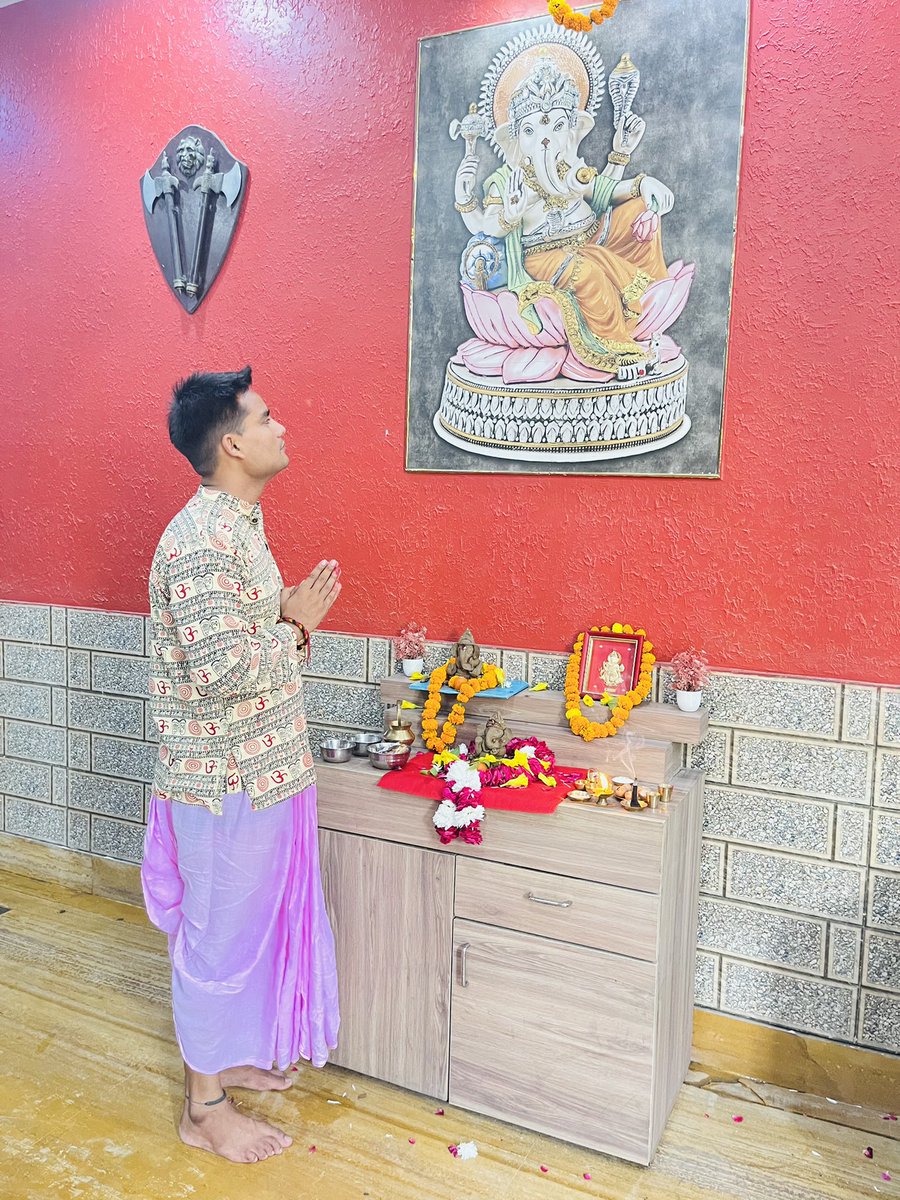 ravipandit177's tweet photo. वक्रतुंड महाकाय सूर्यकोटि समप्रभ:।
निर्विघ्नम कुरु मे देव: सर्वकार्येषु सर्वदा।।
विघ्नहर्ता आप सभी के मनोरथ सिद्ध करें तथा आपको सदा उत्तम जीवन एवं मार्गदर्शन प्राप्त हो।
इसी कामना के साथ सभी को गणेश चतुर्थी की हार्दिक शुभकामनाएं एवं बधाई। https://t.co/Zp0RkVzgSa