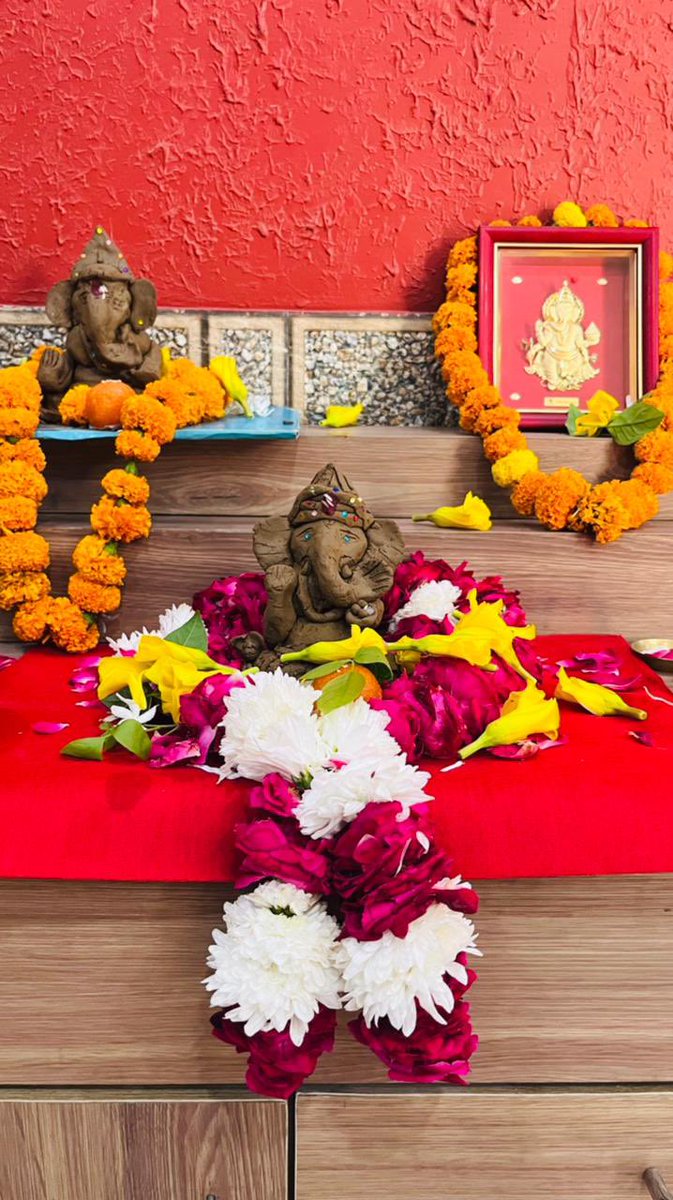 ravipandit177's tweet photo. वक्रतुंड महाकाय सूर्यकोटि समप्रभ:।
निर्विघ्नम कुरु मे देव: सर्वकार्येषु सर्वदा।।
विघ्नहर्ता आप सभी के मनोरथ सिद्ध करें तथा आपको सदा उत्तम जीवन एवं मार्गदर्शन प्राप्त हो।
इसी कामना के साथ सभी को गणेश चतुर्थी की हार्दिक शुभकामनाएं एवं बधाई। https://t.co/Zp0RkVzgSa