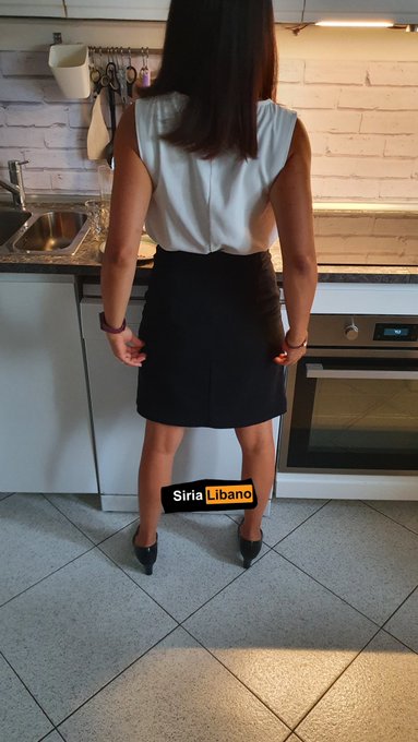 Pronta per il lavoro... poi, per sbaglio, mi cadr&agrave; la penna sotto il tavolo, e chieder&ograve; al mio collega<a href="/tag/work"class="tags"><span>#work</span></a><a href="/tag/skirt"class="tags"><span>#skirt</span></a><a href="/tag/ufficio"class="tags"><span>#ufficio</span></a><a href="/tag/moglietroia"class="tags"><span>#moglietroia</span></a><a href="/tag/moglieesibizionista"class="tags"><span>#moglieesibizionista</span></a>