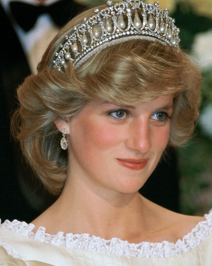 kadinvekadin's tweet photo. Dünya Diana Spencer’ı Prens Charles ile evlendiğinde tanıdı ancak o kısa sürede kraliyet rolünün de ötesinde halkın prensesi oldu. 31 Ağustos 1997’de 36 yaşında hayata veda eden Prenses Diana’yı ölümünün 25. yılında anıyoruz 💐 https://t.co/z4TkkTPZy8
