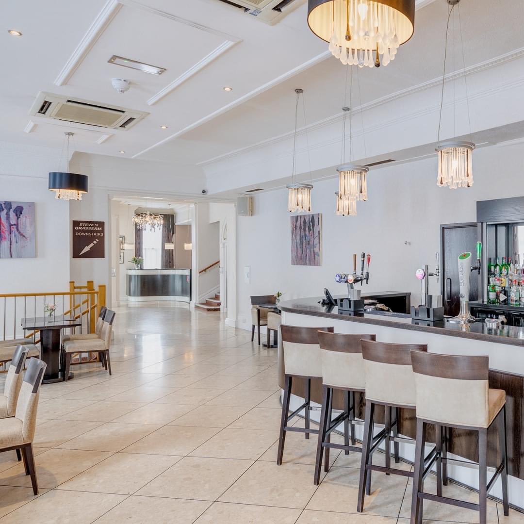 Relax and have a drink with us in our Roma Bar 🥂
-
#newcontinentalhotel