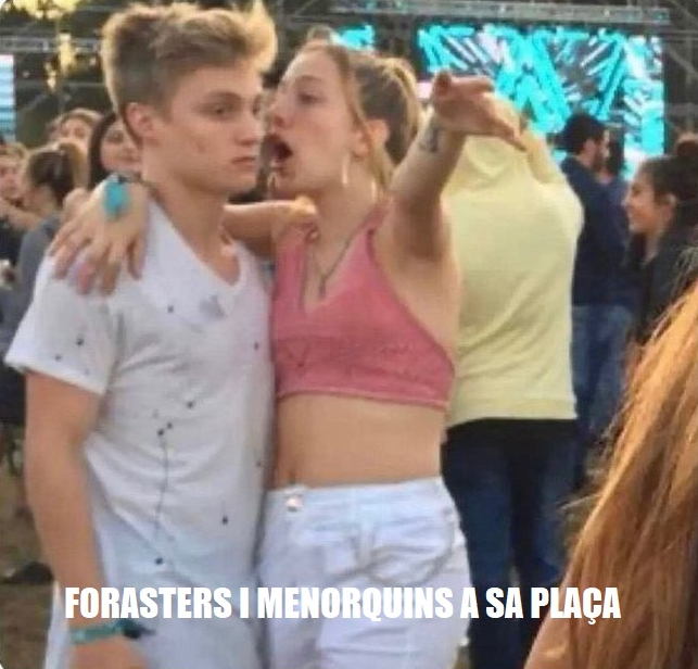 TU SOBRETOT SOBRETOT MIRA SEMPRE TOTS ES CAVALLS, QUE VENEN DE 5 EN 5 A LA VEGADA I ENTREN PER AQUÍ I SURTEN PER ALLÀ I ES CAVALLS NO FAN POR LO QUE FA POR ÉS SA GENT I ES MILLOR PUESTO ÉS AQUÍ BÉ ENMIG DE SA PLAÇA I NO TE SEPARIS DE JO.