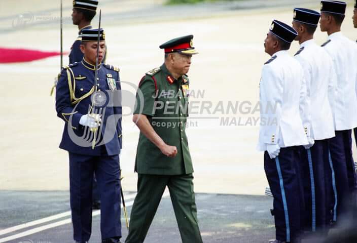 kisahtwt's tweet photo. Koleksi gambar sambutan Hari Kemerdekaan yang ke-43 di Shah Alam, Selangor pada tahun 2000. Pada tahun 2000, tema "Keranamu Malaysia" telah digunapakai buat pertama kali sehingga sambutan kemerdekaan ke-49 pada tahun 2006. 

Selamat Hari Kemerdekaan yang ke-65, Malaysiaku. 🇲🇾 https://t.co/ZGoUu1zJ89