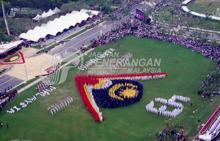 kisahtwt's tweet photo. Koleksi gambar sambutan Hari Kemerdekaan yang ke-43 di Shah Alam, Selangor pada tahun 2000. Pada tahun 2000, tema "Keranamu Malaysia" telah digunapakai buat pertama kali sehingga sambutan kemerdekaan ke-49 pada tahun 2006. 

Selamat Hari Kemerdekaan yang ke-65, Malaysiaku. 🇲🇾 https://t.co/ZGoUu1zJ89