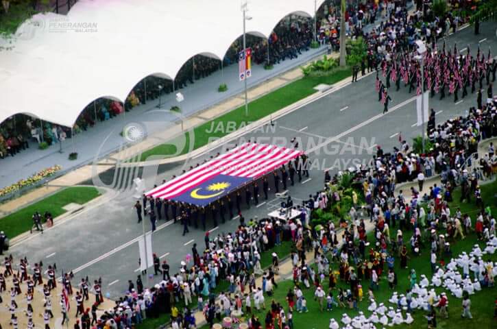 kisahtwt's tweet photo. Koleksi gambar sambutan Hari Kemerdekaan yang ke-43 di Shah Alam, Selangor pada tahun 2000. Pada tahun 2000, tema "Keranamu Malaysia" telah digunapakai buat pertama kali sehingga sambutan kemerdekaan ke-49 pada tahun 2006. 

Selamat Hari Kemerdekaan yang ke-65, Malaysiaku. 🇲🇾 https://t.co/ZGoUu1zJ89