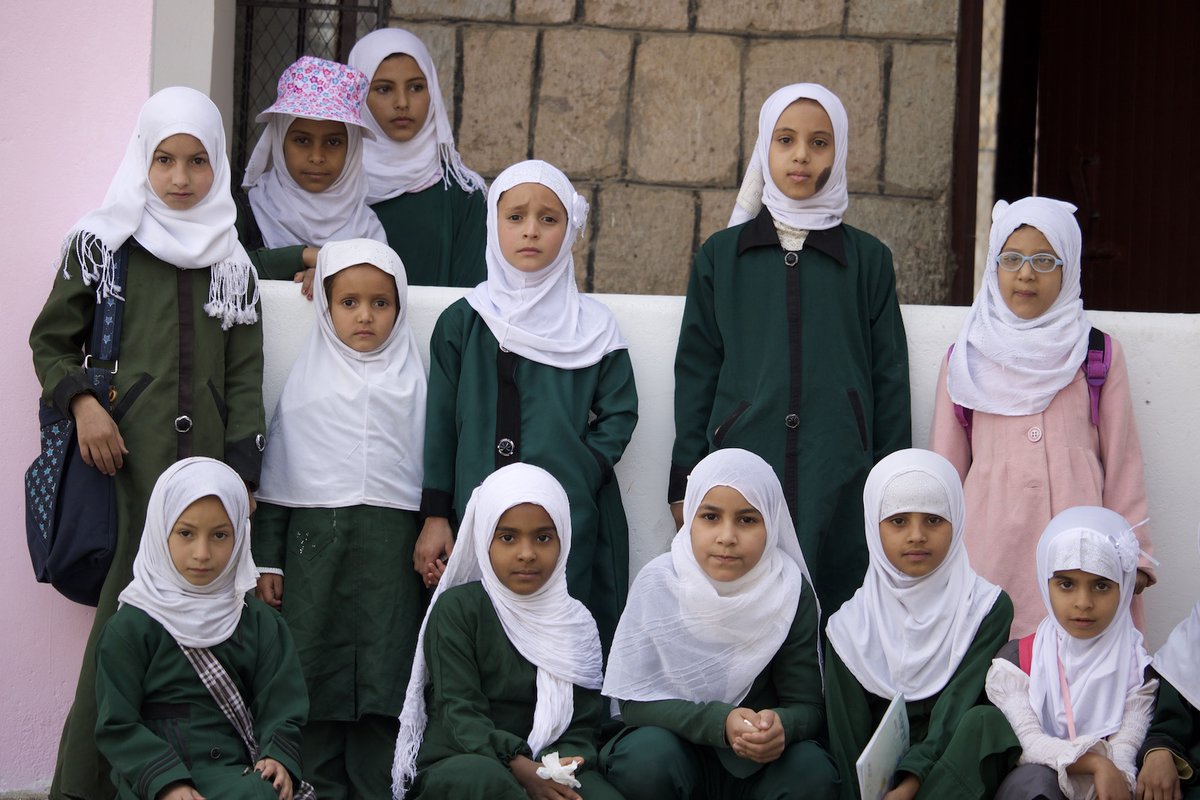 UNDPYemen's tweet photo. بالتعاون مع الطلاب، المعلمين وأولياء الأمور، ومن خلال مشروع دعم السلام التابع لبرنامج الأمم المتحدة الإنمائي، نقوم بتدريب وتثقيف الـ👧 والموظفات 🧕 لتعزيز المدارس الآمنة لضمان استمرارية الحماية والتعليم في الأوضاع شديدة الخطورة. https://t.co/GuAXrkg25j https://t.co/rmRv4fPqJJ