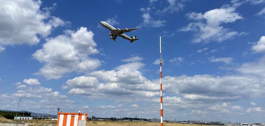 SESAR_JU's tweet photo. Airlines that fly to @Airport_FRA can now use the ground-based augmentation system (#GBAS) to land in bad weather✈️☁️

Congrats to @dfs_de &amp; the SESAR #DREAMS very-large demo for enabling this 🌍1st implementation of #GBAS #CATII 🙌

➡️PR in ENG: https://t.co/XJgm37NGMU https://t.co/IRn0lUXfzl