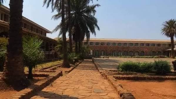 MINES_CD's tweet photo. Vente du Lycée #Lubusha aux miniers chinois, l’archevêque de #Lubumbashi appelle les fidèles catholiques à mener « un combat de résistance » ➡️ https://t.co/416wbvWmLo https://t.co/l3sq836bjh