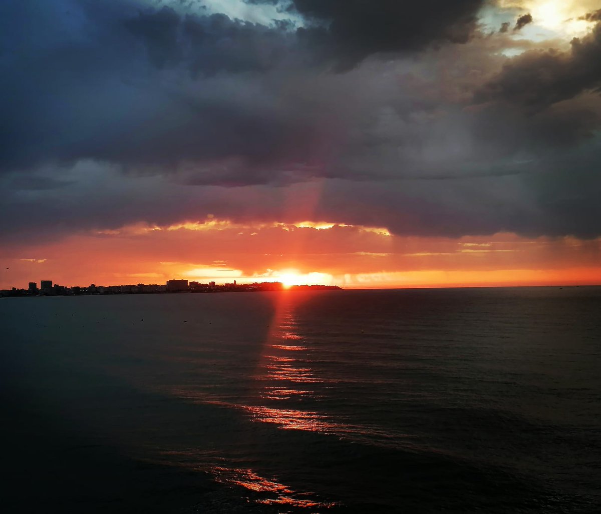 El último amanecer veraniego desde El Postiguet ¡Hasta pronto, Alicante!