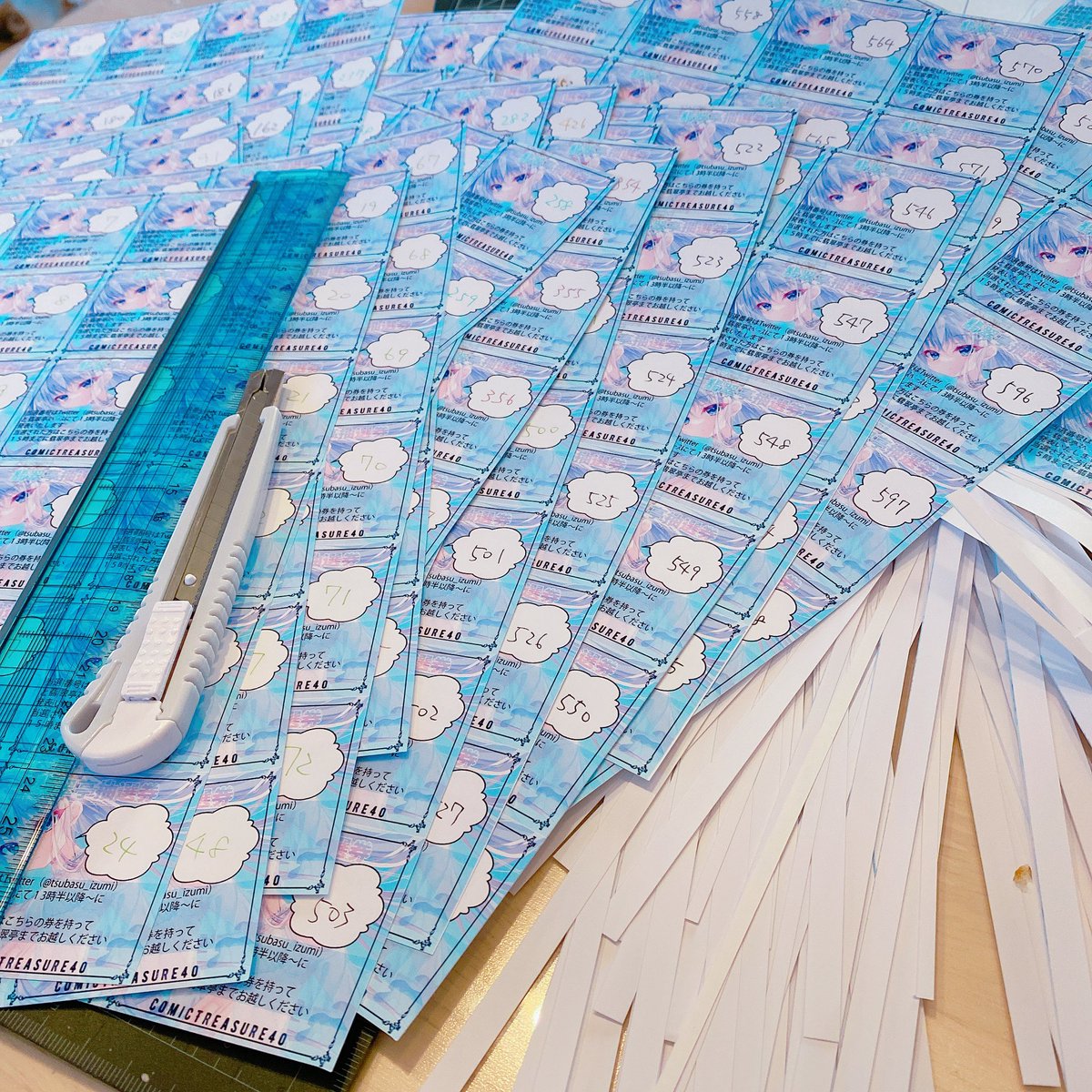 「ちまちまクジを作ったり色紙描いたりφ('ᴗ'」)同人作業!って感じのは楽しい✩.」|和泉つばす✨花粉症つらいのイラスト