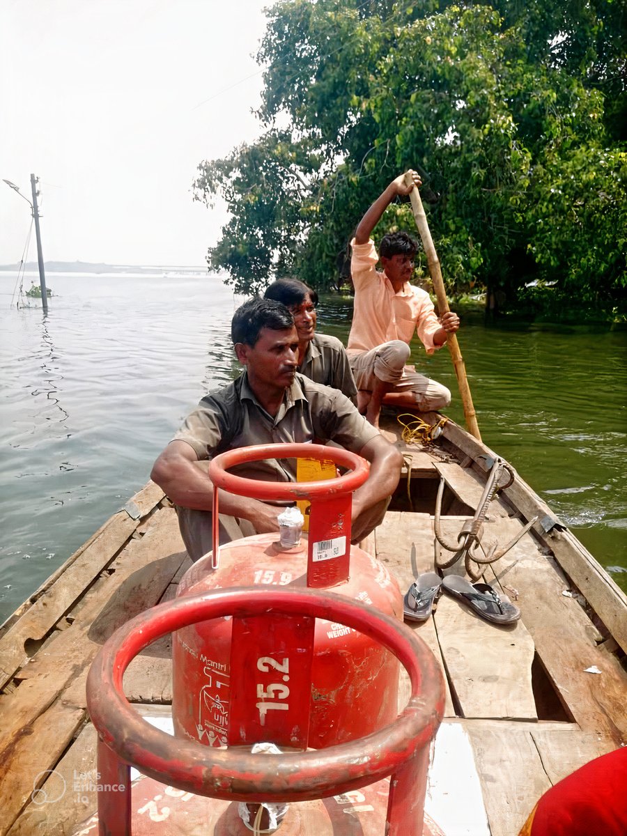PrayagrajIDO's tweet photo. Justifying our Core Value of “Care” @IndianOilPAO is ensuring uninterrupted supply of LPG with Safety Measures like PDC. Also extending helping hand to needy for commutation in Heavy Flood Affected Areas in district Prayagraj #PehleIndianPhirOil https://t.co/sYQxYknbS7