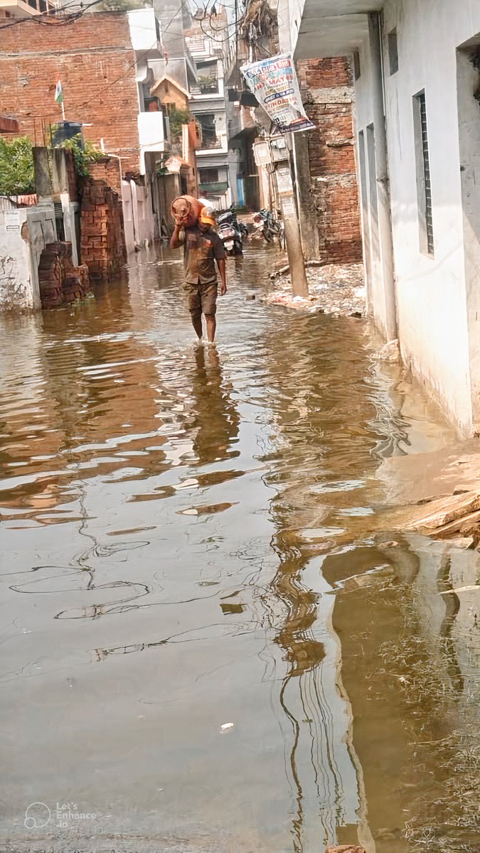 PrayagrajIDO's tweet photo. Justifying our Core Value of “Care” @IndianOilPAO is ensuring uninterrupted supply of LPG with Safety Measures like PDC. Also extending helping hand to needy for commutation in Heavy Flood Affected Areas in district Prayagraj #PehleIndianPhirOil https://t.co/sYQxYknbS7