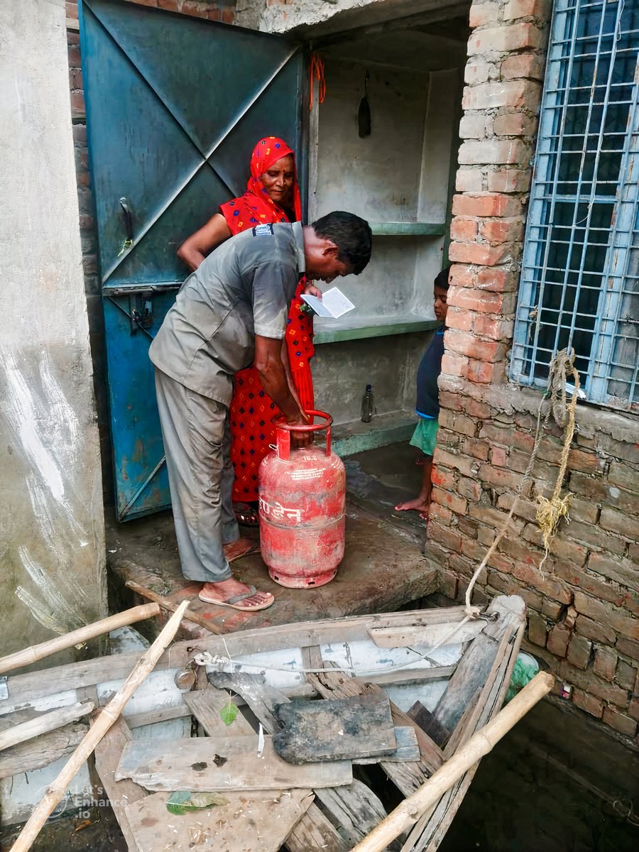 PrayagrajIDO's tweet photo. Justifying our Core Value of “Care” @IndianOilPAO is ensuring uninterrupted supply of LPG with Safety Measures like PDC. Also extending helping hand to needy for commutation in Heavy Flood Affected Areas in district Prayagraj #PehleIndianPhirOil https://t.co/sYQxYknbS7