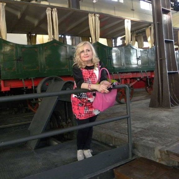 Oui je suis Marylon.
Al Museo ferroviario di Petrarsa (Na)
Tunica del brand #fruscìo, perchè mi fruscio (cambio di accento), mi fruscio io.
Frusciarsi significa Vantarsi ma non è vero.
Lingerie e capi morbidi che scivolano su corpi morbidi come un fruscìo di foglie.