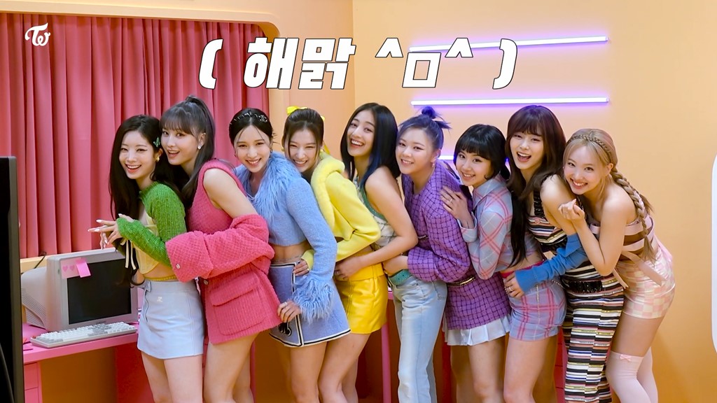 TWICE tweet media