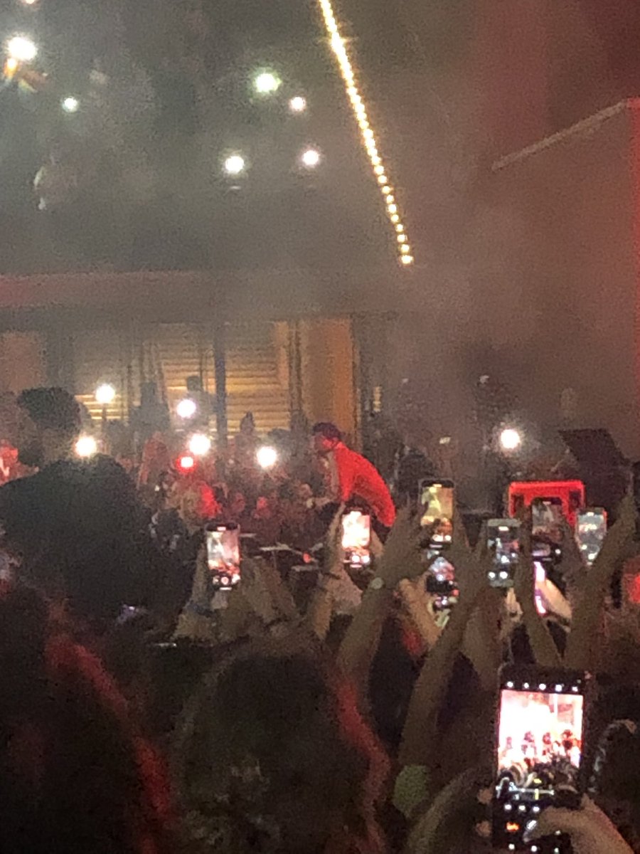 maryvoll2's tweet photo. già lo sapevo, ma oggi ne ho avuto la conferma… louis ci ama così tanto. “you need me and i need us” ❤️‍🩹#louistomlinsonroma #LT369 #LTWTRome https://t.co/gIHixhIGBa