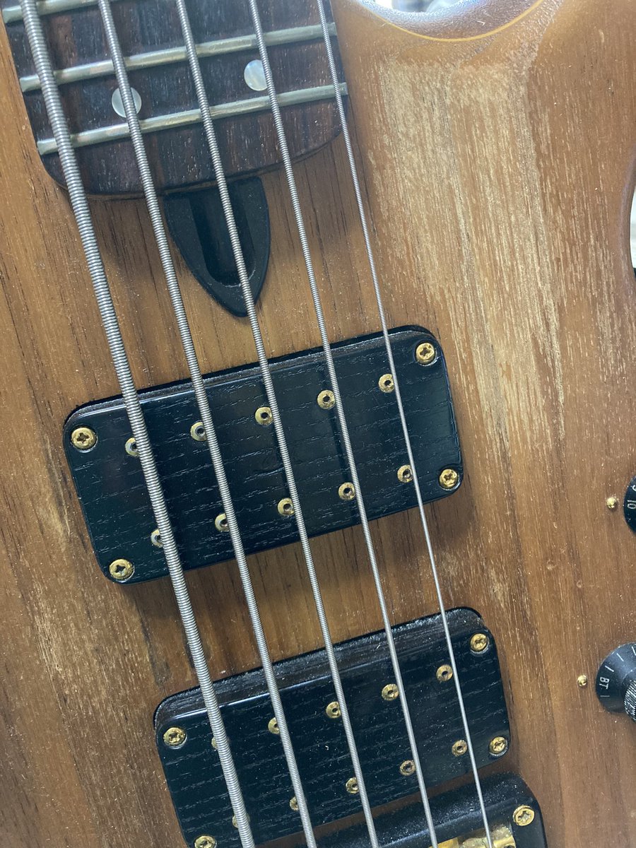 horio_tadashi's tweet photo. 我が愛器。
8年前と今のお姿。
1990年製(恐らく)
#walbass https://t.co/MHHoi9NeaH