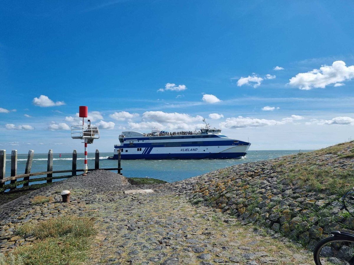 De eerste festival liefhebbers van Into The Great Wide Open komen met de #Vlieland van rederij Doeksen aan op Vlieland. Wij wensen iedereen een veilig en een gezellig festival toe. 
#politienoordwestfryslan #politievlieland #vlieland #ITGWO #ITGWO2022 #festival
