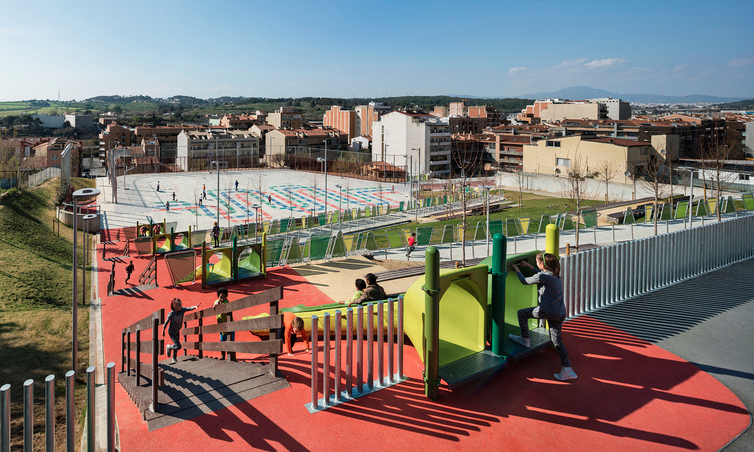 sortirambnens's tweet photo. Tobogans gegants i #jocsinclusius  a Rubí!
L'area de jocs és accessible per a tots els infants. Hi ha una pista amb equipament esportiu, zones d’estada, jocs per a nens i un rocòdrom i #tobogansgegants > https://t.co/N3REfVXQdI #sortirambens #ambnens https://t.co/shG3xeF44U